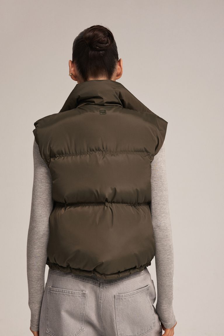 Жилет дутий на блискавці світлий хакі