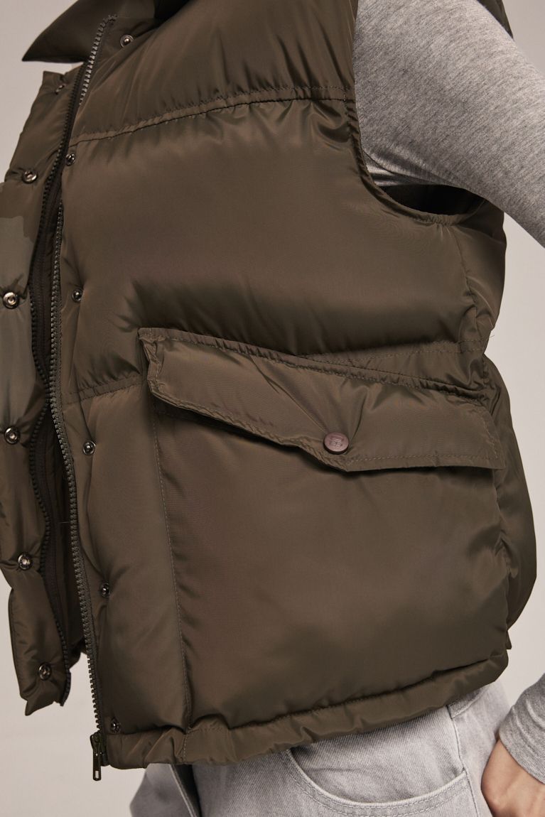 Жилет дутий на блискавці світлий хакі