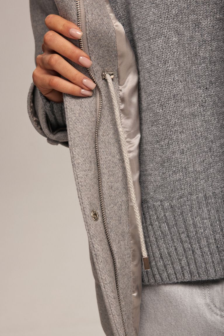 Напівпальто на кулісці