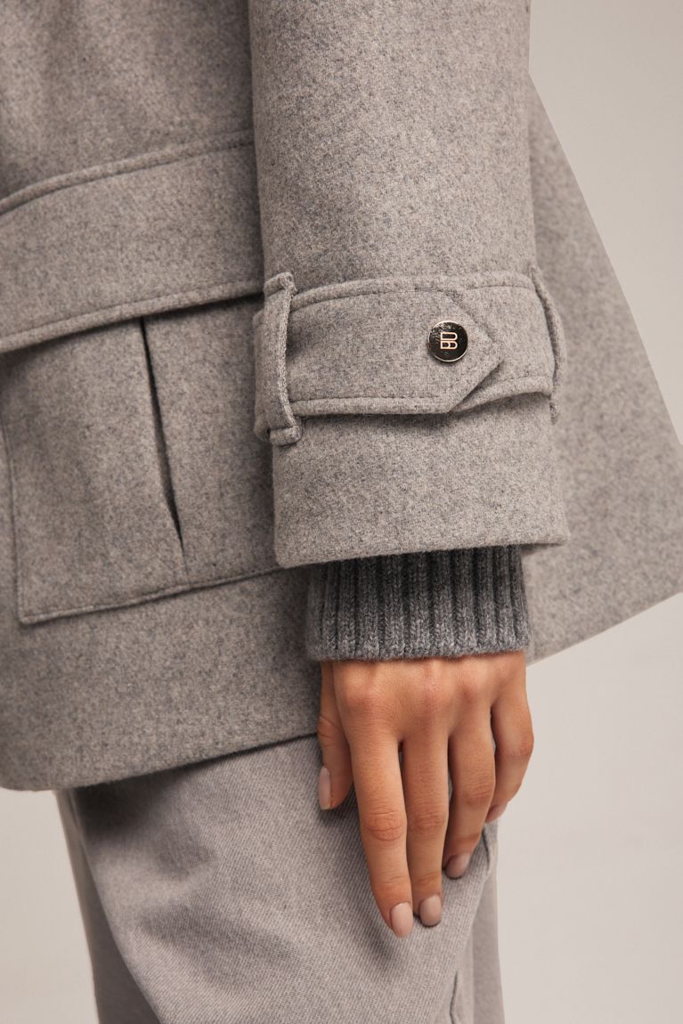 Напівпальто на кулісці