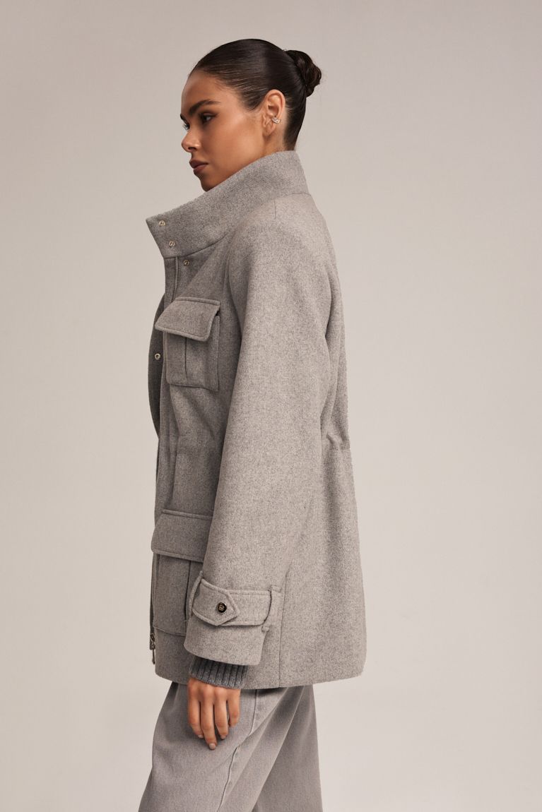 Напівпальто на кулісці