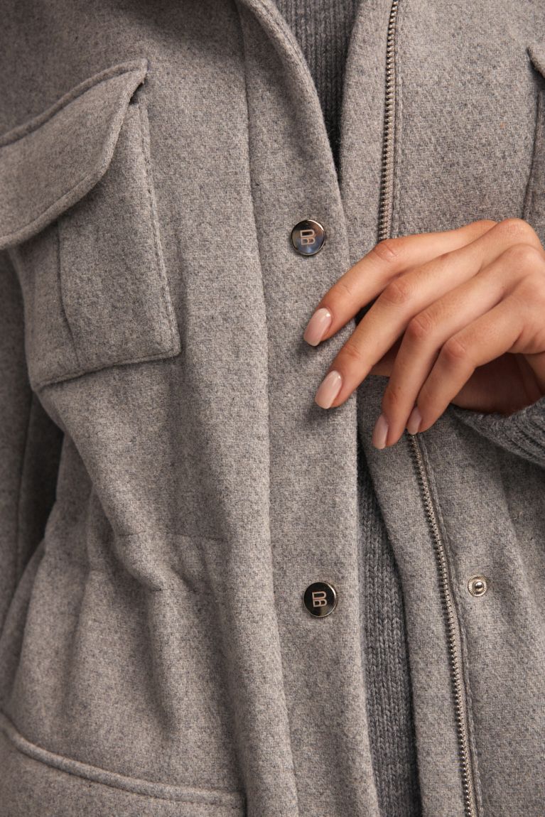 Напівпальто на кулісці