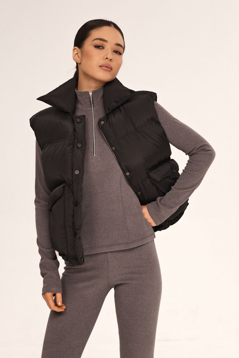 Жилет дутий на блискавці чорний