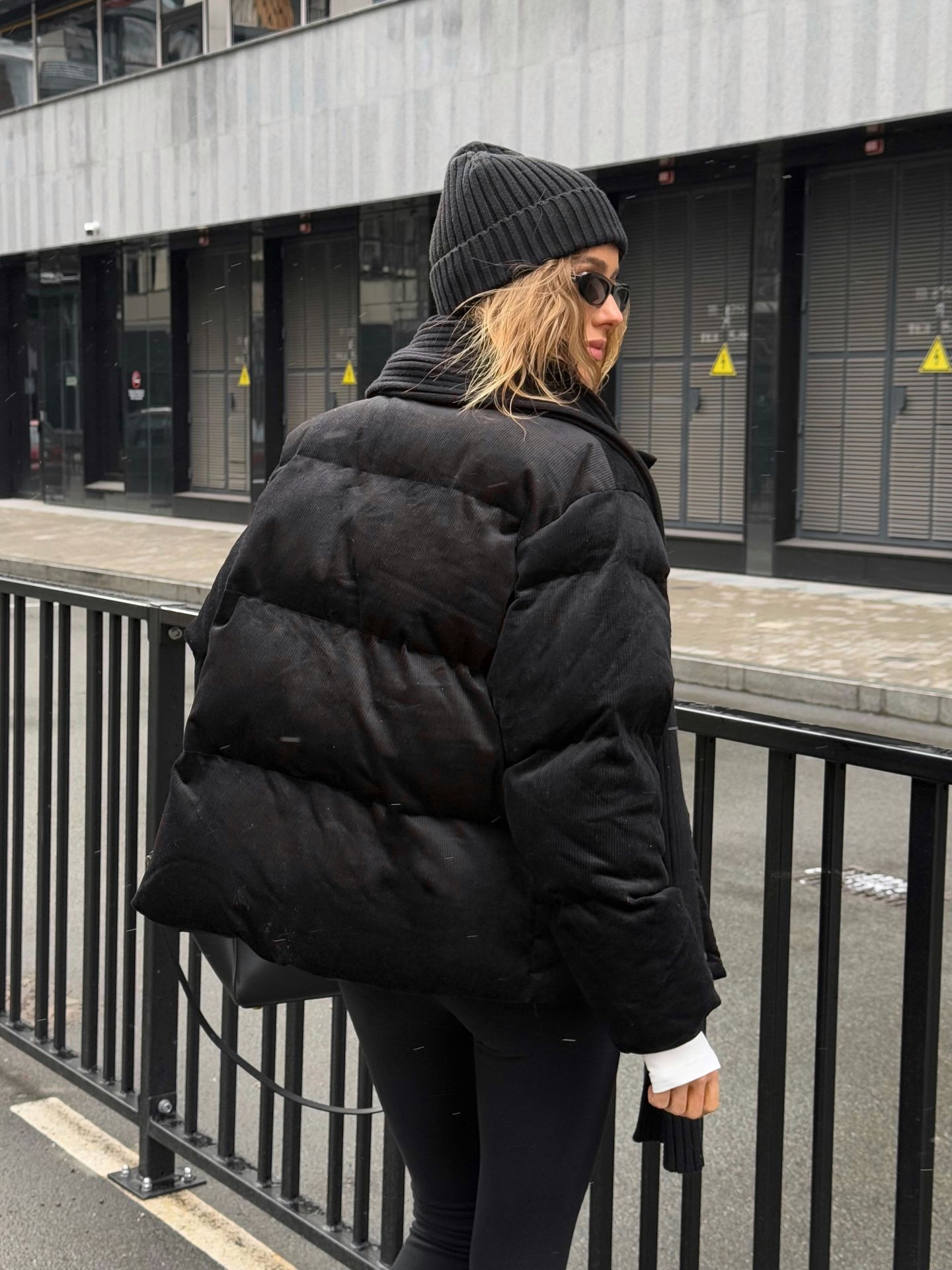 Пуфер вельвет чорний